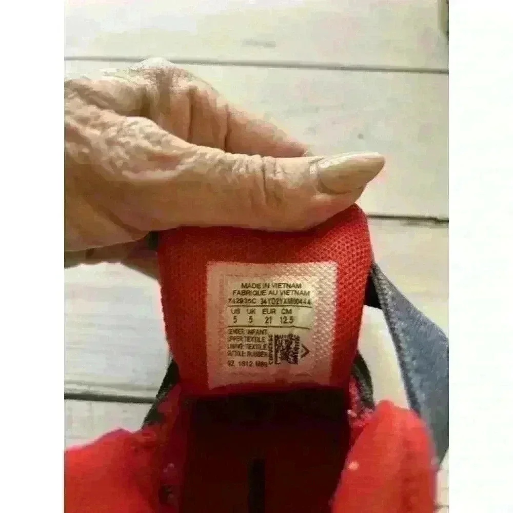 Converse -Chuck Taylors All Star Toddler Size 5 Black Red - Picture 5 of 6